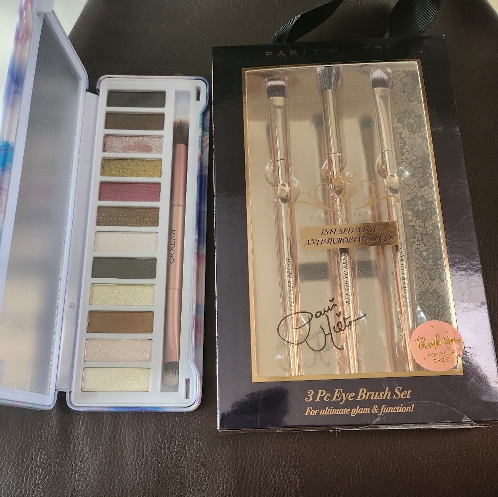 SOLD**Eyeshadow pallet and brush set, everyday, Paris hilton